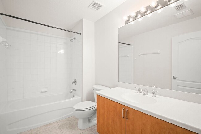 Building Photo - Beautiful Townhome in Laguna lakes 3 bedro...