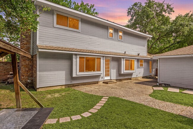 Building Photo - 2114 Briargreen Dr
