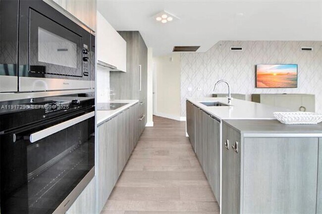 Building Photo - 2900 NE 7th Ave