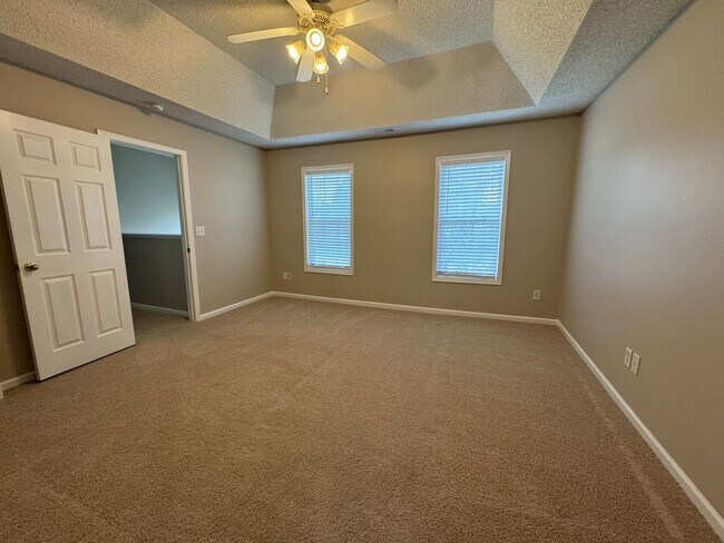 Building Photo - Ready to show!