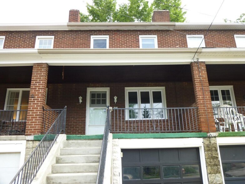 Front porch - 940 Mirror St