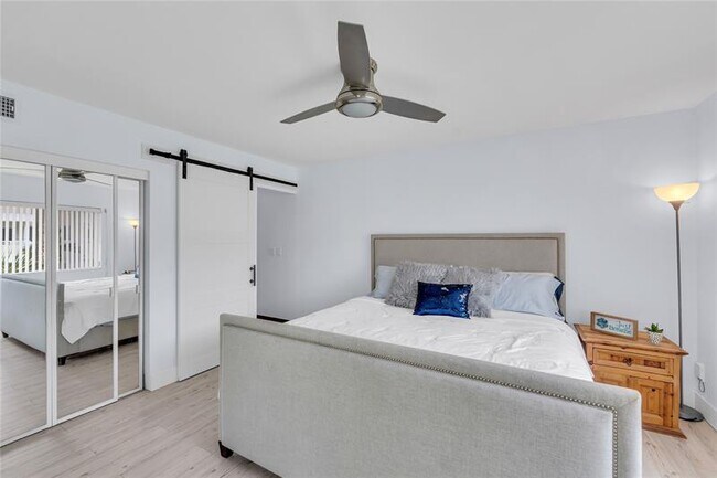 Building Photo - 1198 Hillsboro Mile