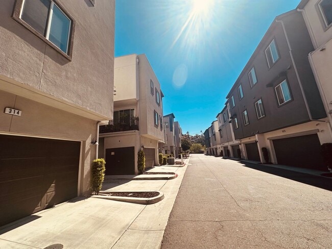 Building Photo - Beautiful and Modern 3-Story Townhome! OPE...