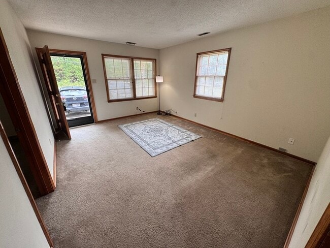 Building Photo - 2 Bed Duplex with Rocking Chair Front Porc...