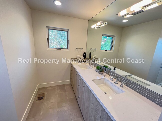 Building Photo - AVAILABLE JANUARY - Fully Furnished Modern...