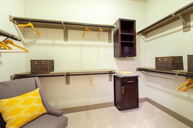 Building Photo - Downtown Steal: Up to 6 Weeks FREE Rent!
