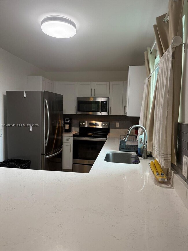 Building Photo - 1432 NE 5th Ave