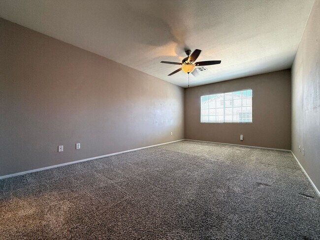 Building Photo - Beautiful 3-bedroom townhome in a desirable gated Green Valley community!