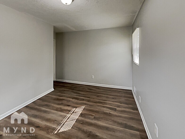 Building Photo - 245 Essex Dr