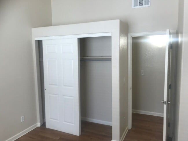 Building Photo - Fantastic 2nd floor condo - 2 bedroom, 2 bath, 1 car garage!
