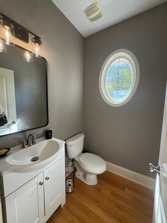 Building Photo - Elegant Full-Brick Estate 4 bedroom/2.5 ba...