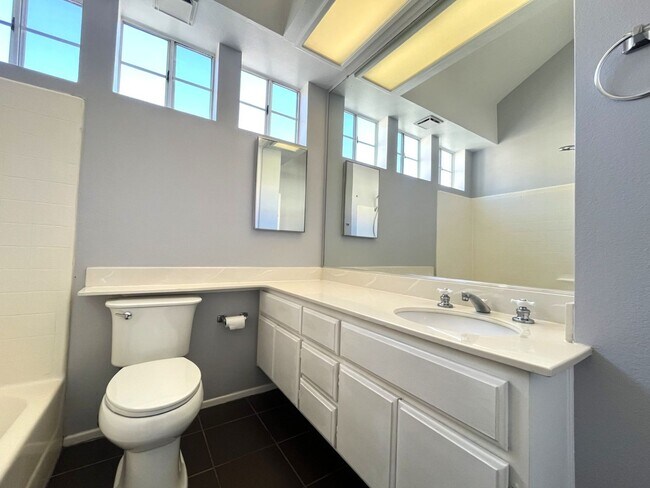 Building Photo - 2 bed, 2 bath located in Corona, CA!