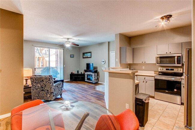 Building Photo - LOCATION LOCATION!! 2-bed 2-bath condo loc...