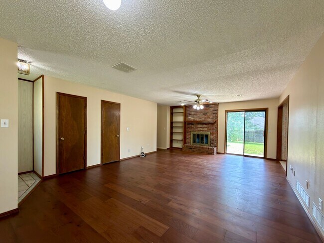 Building Photo - Gorgeous Brick Home for Rent! - 3 Bedroom, 2 Bath, 2 Car garage - 1,797 sf