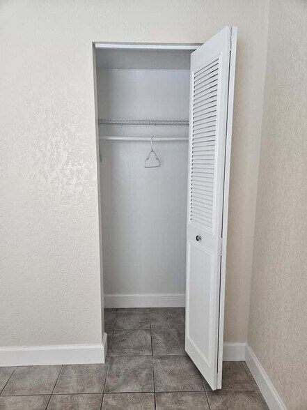 Building Photo - 4414 N Clark Ave