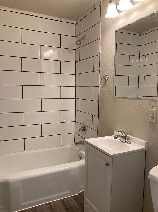 Building Photo - 3 Bedroom 2 Bathroom East Side Home