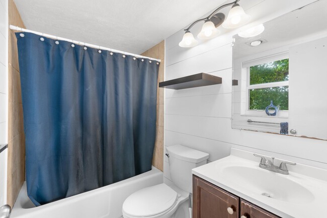 Building Photo - 1101 Crystal Lake Dr