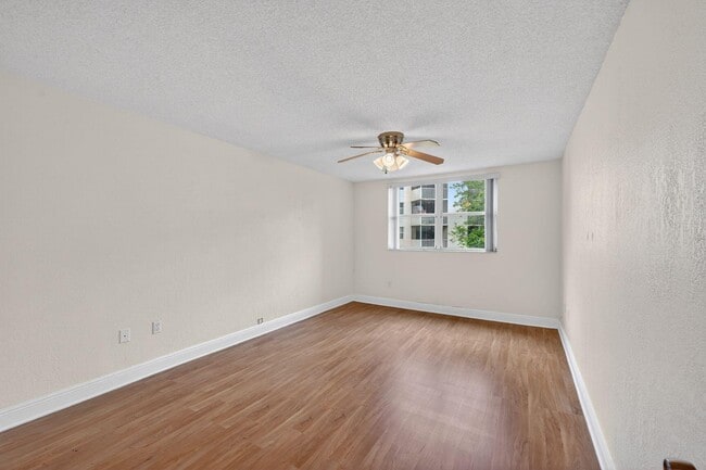 Building Photo - 8353 Lake Dr