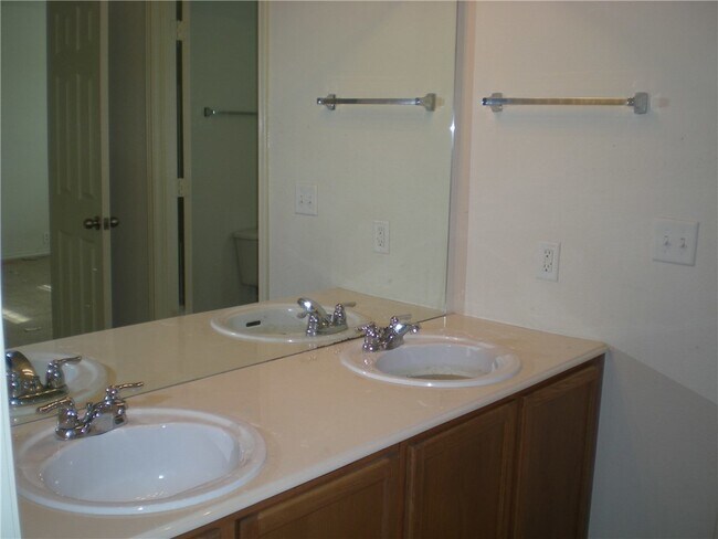 Building Photo - Don't miss the opportunity to lease this gorgeous Townhome in the heart of McKinney!