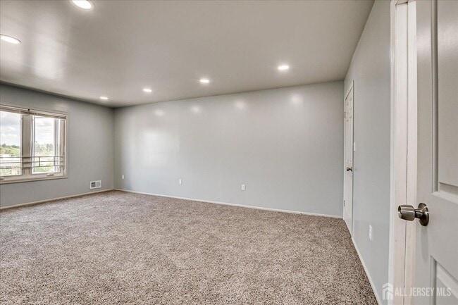Building Photo - 213 Peach St
