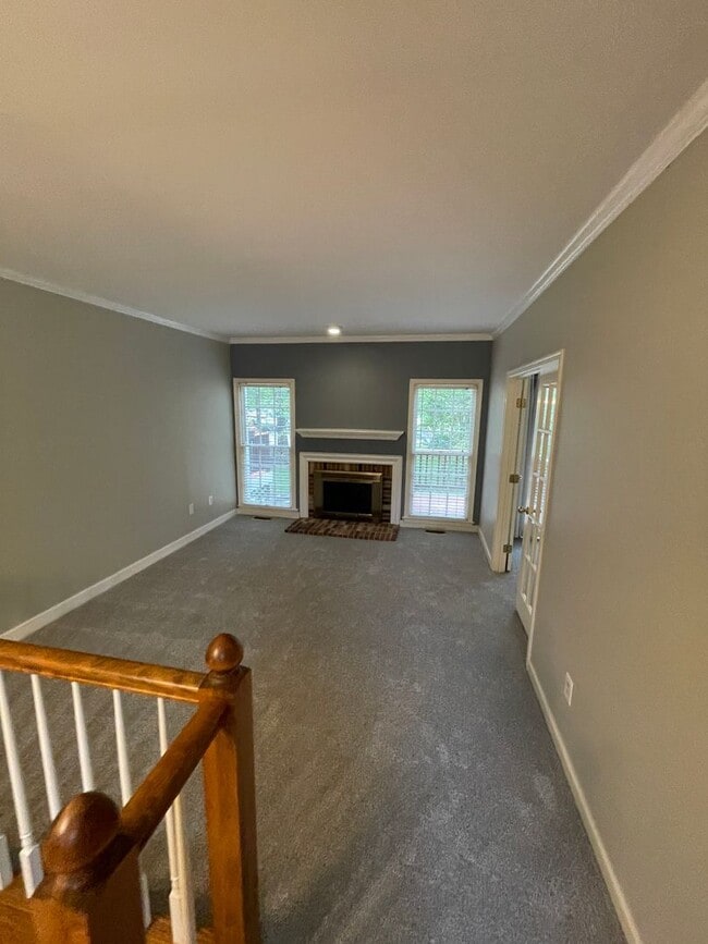 Building Photo - Large 2 Bedroom, 2.5 Bath Townhouse - Autu...