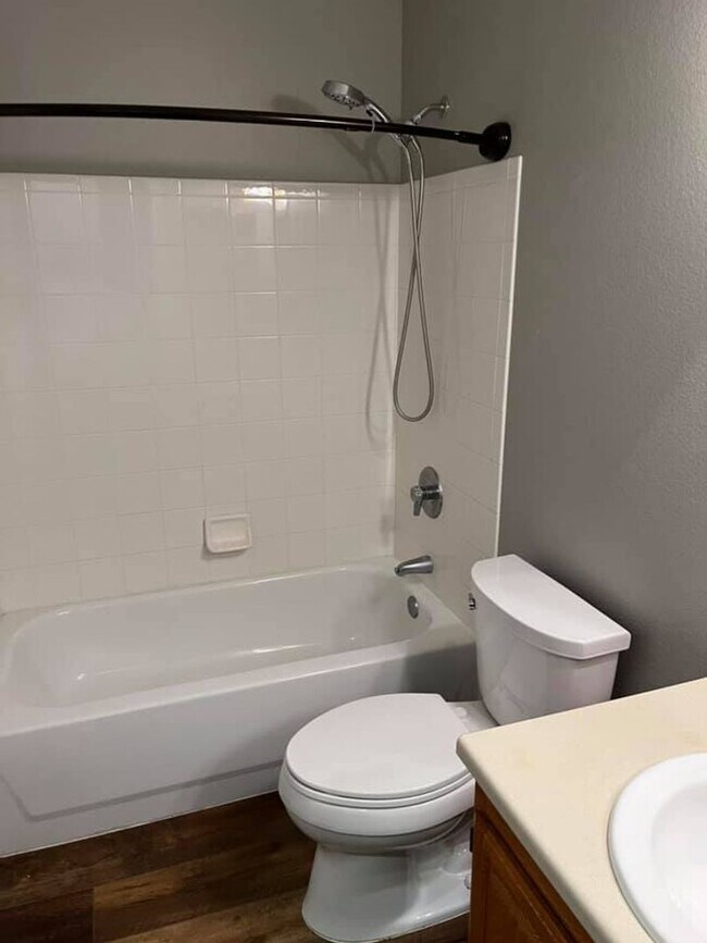 Building Photo - Great 2 bedroom/2bath condo- 3rd floor with loft! 1 car garage! Flexible Move in Date!