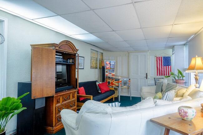 Building Photo - Furnished Single Story Home West of the Freeway