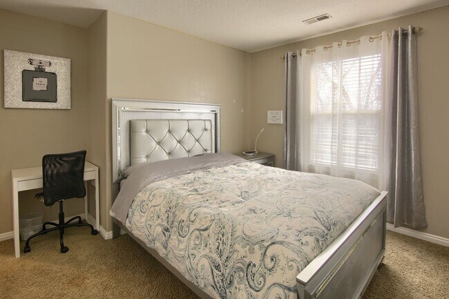 Building Photo - 3 Bedroom / 3.5 Bathroom Townhome in Millc...