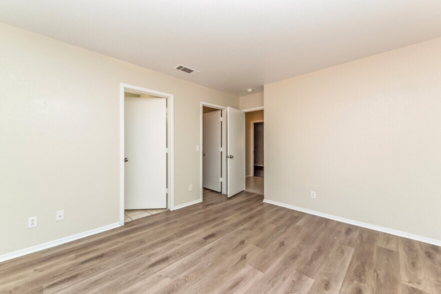 Building Photo - 5337 N Padero Dr