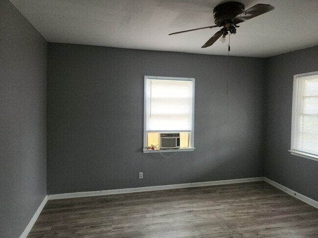 Building Photo - Spacious Ranch Home