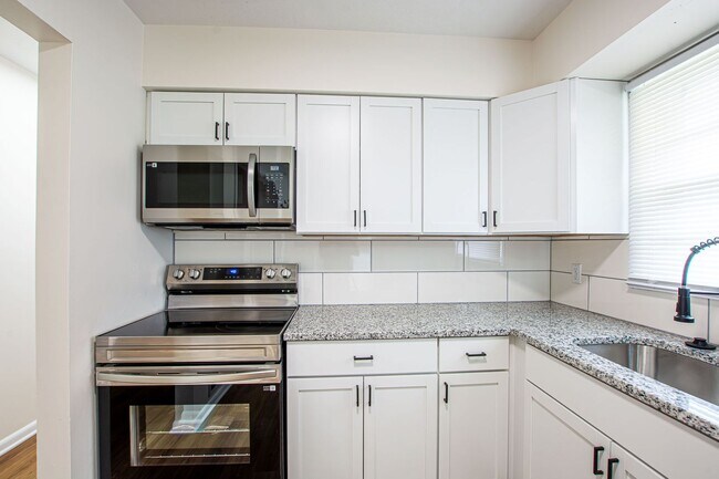 Building Photo - 3 Bedroom / 2 Bath Home with Finished Basm...