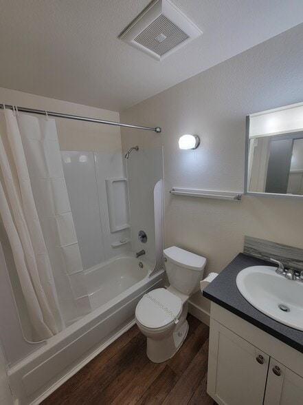 Building Photo - 2405 NW Irving St