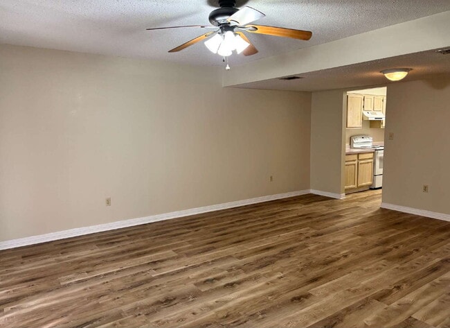 Building Photo - $200.00 Off First FULL Months Rent!