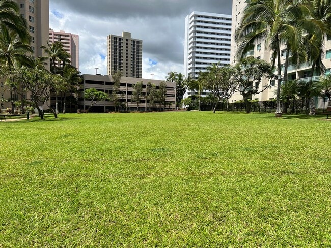 Building Photo - Country Club Village 6 - 2 Bedroom 1 Bath 2 Parking with Washer/Dryer in Unit