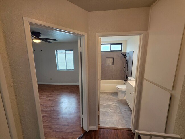 Building Photo - Beautiful 3 Bed, 2 Bath condo with 2 car garage & laundry