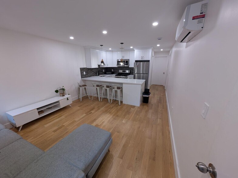 Living room/ Eat-in kitchen - 661 Decatur St