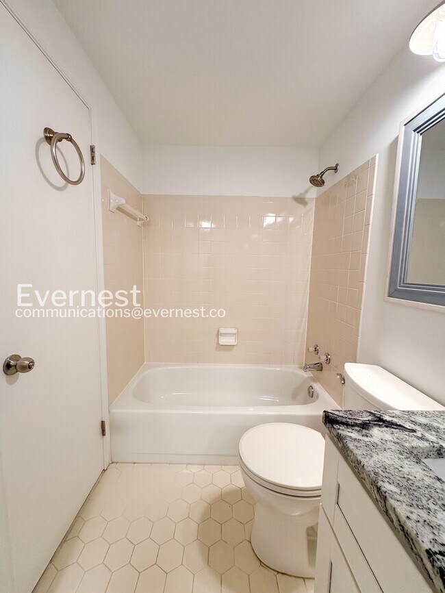 Building Photo - 2 Bed/2 Bath Town Home with Modern Amenities / Vouchers Accepted / Available Now!