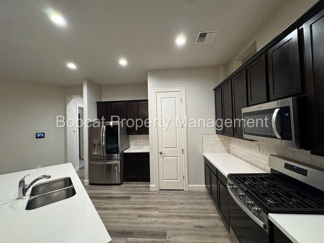 Building Photo - 925 Cranfield Ct