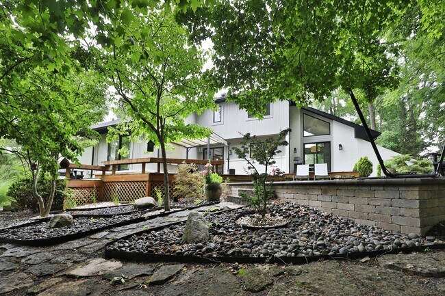 Building Photo - 668 Eagle Ridge