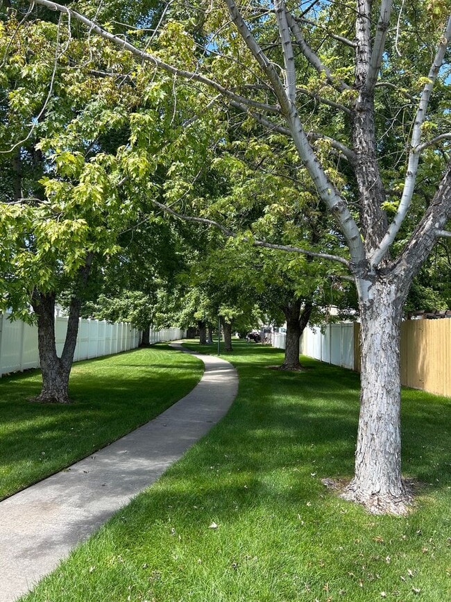 Building Photo - Utilities & Internet Included! 4 Bed 2.5 B...