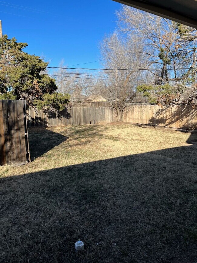 Building Photo - "Charming 3-Bed, 2-Bath Home with Spacious...