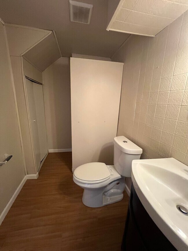 Building Photo - Adorable 2 Bedroom Home Available in Overland!