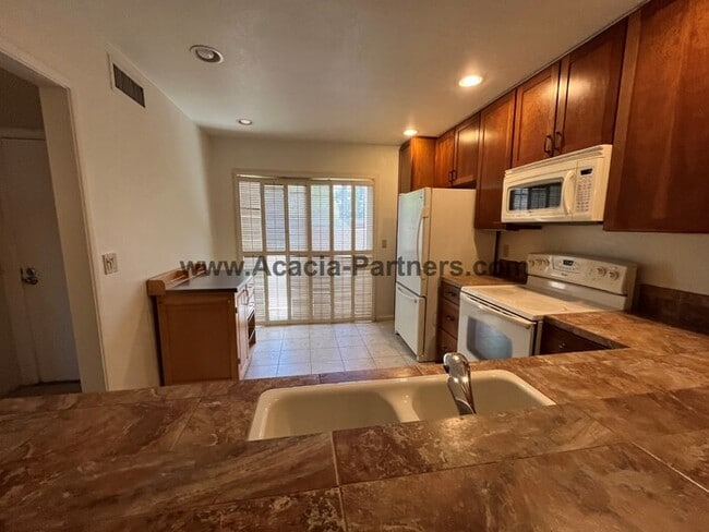 Building Photo - Large Three Bedroom Townhouse
