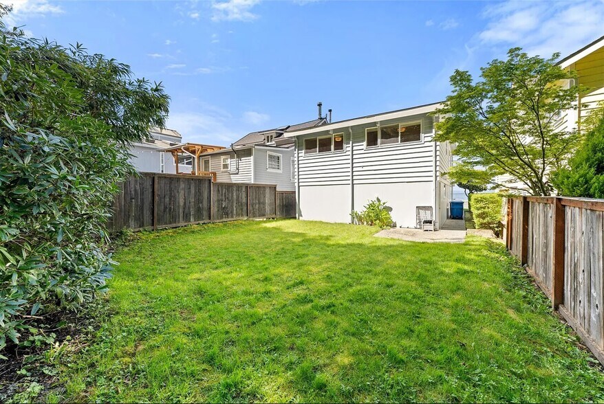 Building Photo - 1588 Alki Ave SW