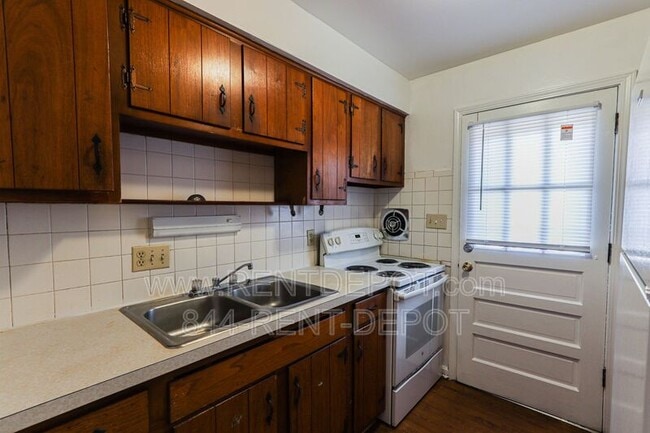 Building Photo - 2841 Ravenswood Dr