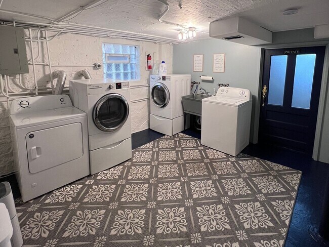 Building Photo - 2447 N Mozart St