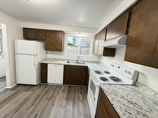 Building Photo - $2100 / 2br - 789 ft2 - Townhome/garage/fenced yard