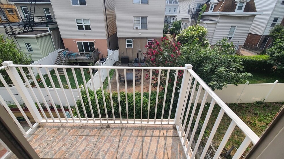 Building Photo - 43 Ravine Ave