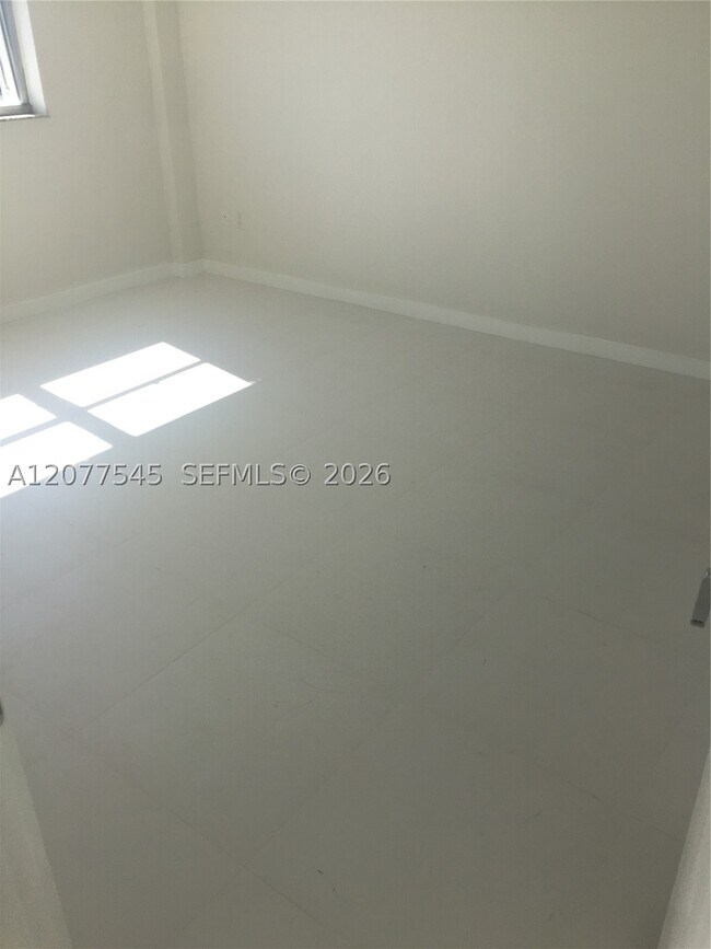 Building Photo - 6900 Bay Dr E