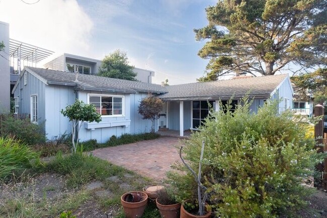 Building Photo - Thoughtfully Updated 2 bedroom Home in Pacific Grove